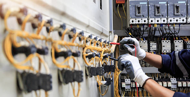 Professional Electrician technician working in Hillview, KY